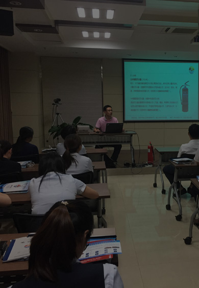 进行定制化消防培训
理论培训+现场操作+消防安全演练